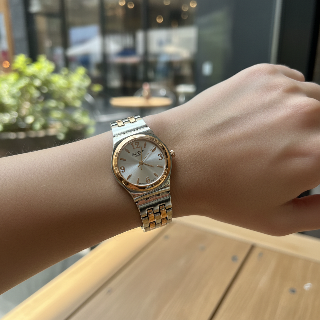 Swatch Minimix YSS308G – L’Élégance Discrète au Charme Bicolore